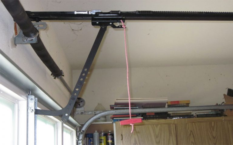 Elektrik kesintisi, arıza veya acil durumlarda otomatik garaj kapısını manuel elle açma, nasıl açılır?